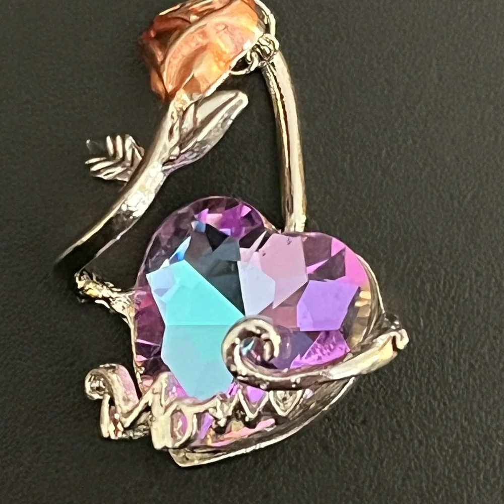 ☄️This stunning heart and rose pendant necklace is perfect for Mother’s Day! 18” - Picture 2 of 14
